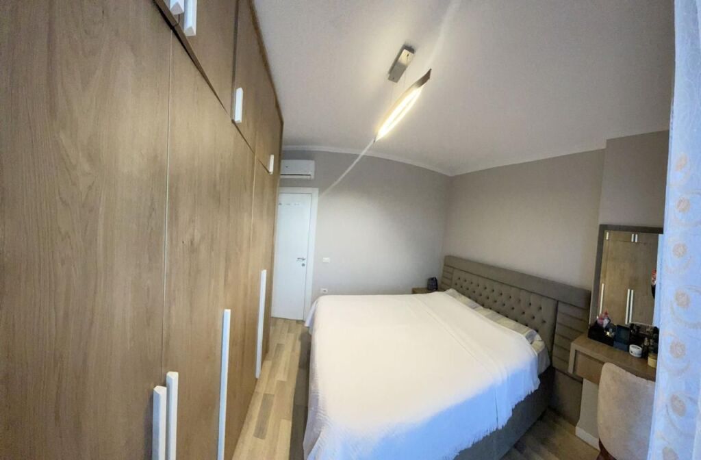 Shitet apartament 2+1 tek Farmacia 10