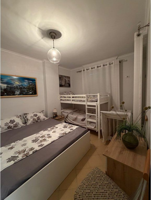 SHITET APARTAMENT 1+1 PRANE RESTORANT SHPIRAGU NE GOLEM !