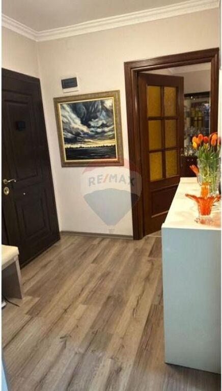 Shitet apartament 3+1 ,rruga e Kavajes