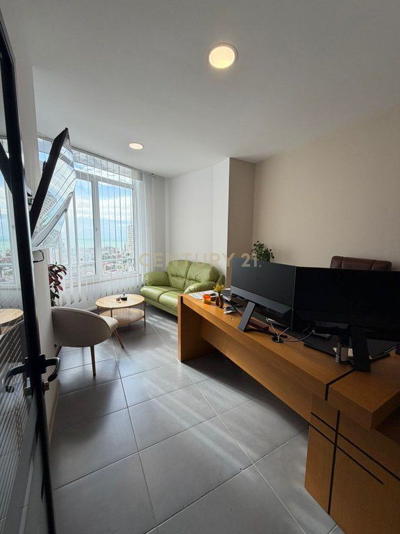 Shitet Njësi Shërbimi me Pamje nga Deti në Qendër të Durrësit