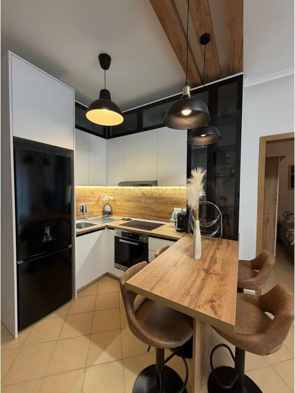 SHITET APARTAMENT 1+1 PRANE RESTORANT SHPIRAGU NE GOLEM !