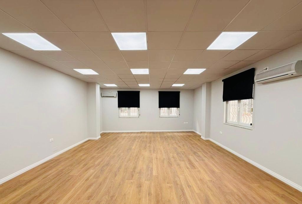 AFFITTASI LOCALE PER UFFICI IN CENTRO DI FRONTE AL GROSSISTA !