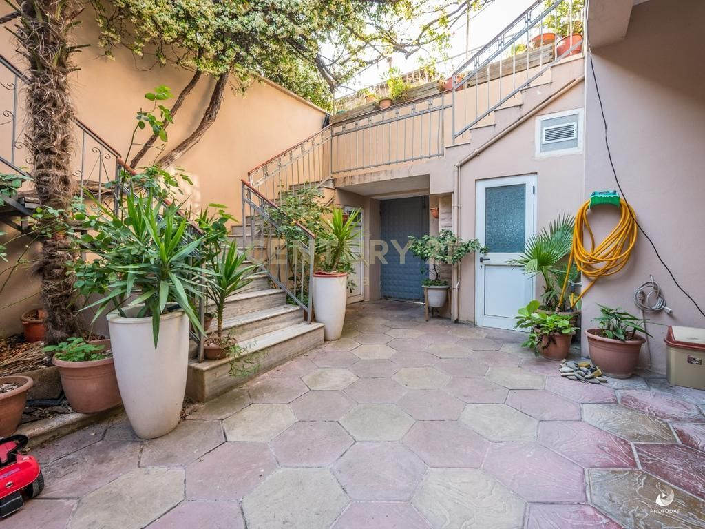 SHITET VILE ME 3 APARTAMENTE TE VECUARA  OBORR BASHKE ME 3 DYQANE I PERBASHKET NE BULEVARDIN EPIDAMN NE QENDER TE DURRESIT!