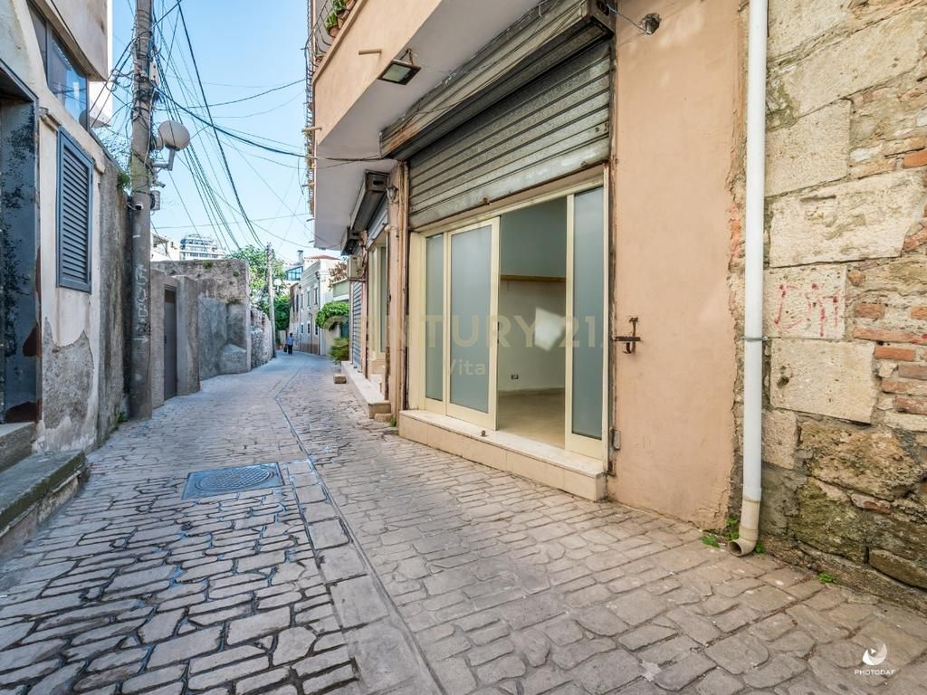 SHITET VILE ME 3 APARTAMENTE TE VECUARA  OBORR BASHKE ME 3 DYQANE I PERBASHKET NE BULEVARDIN EPIDAMN NE QENDER TE DURRESIT!