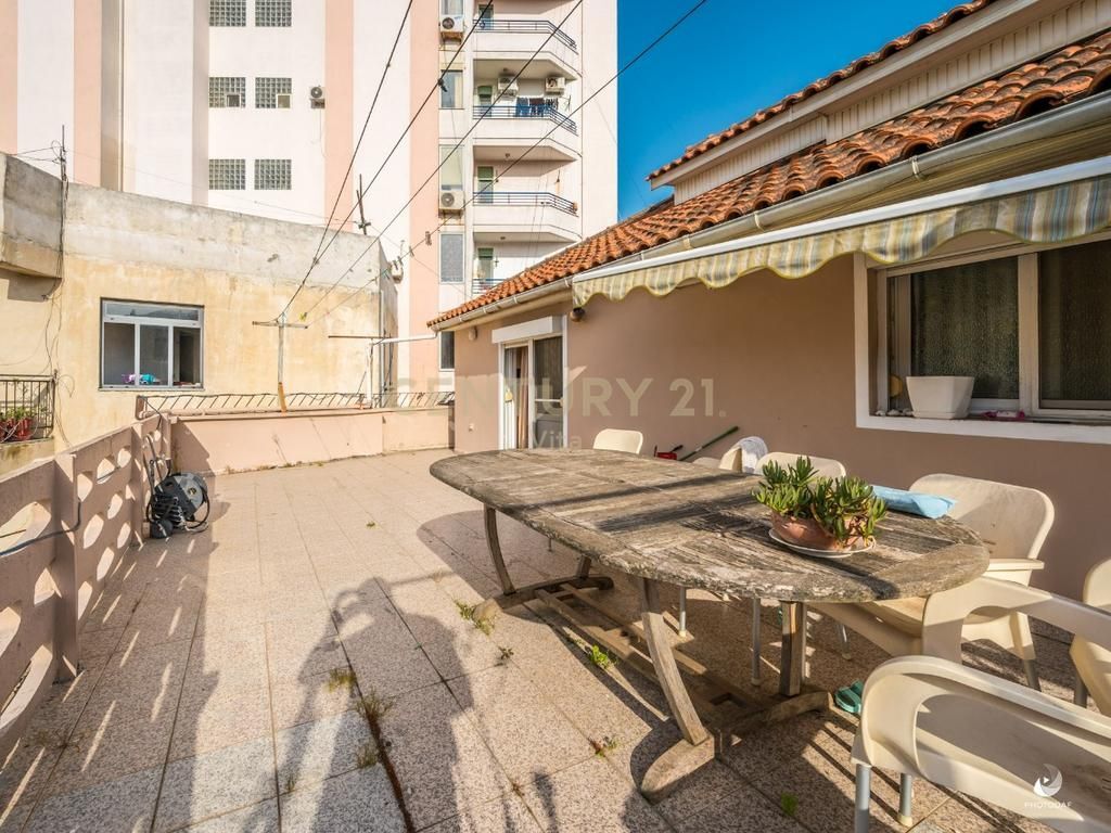 SHITET VILE ME 3 APARTAMENTE TE VECUARA  OBORR BASHKE ME 3 DYQANE I PERBASHKET NE BULEVARDIN EPIDAMN NE QENDER TE DURRESIT!