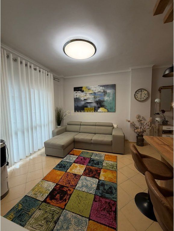 SHITET APARTAMENT 1+1 PRANE RESTORANT SHPIRAGU NE GOLEM !