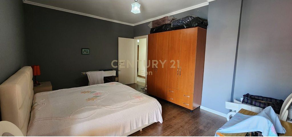 Shitet apartament 2+1 te Rruga e Re e Portit, Durres !