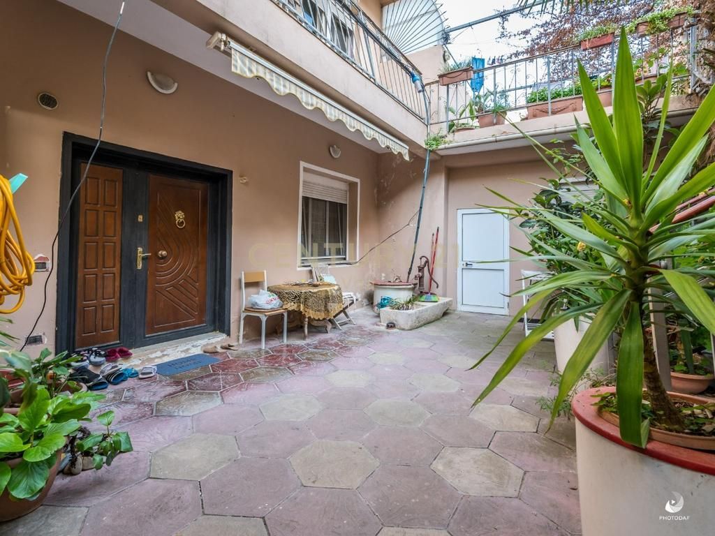 SHITET VILE ME 3 APARTAMENTE TE VECUARA  OBORR BASHKE ME 3 DYQANE I PERBASHKET NE BULEVARDIN EPIDAMN NE QENDER TE DURRESIT!