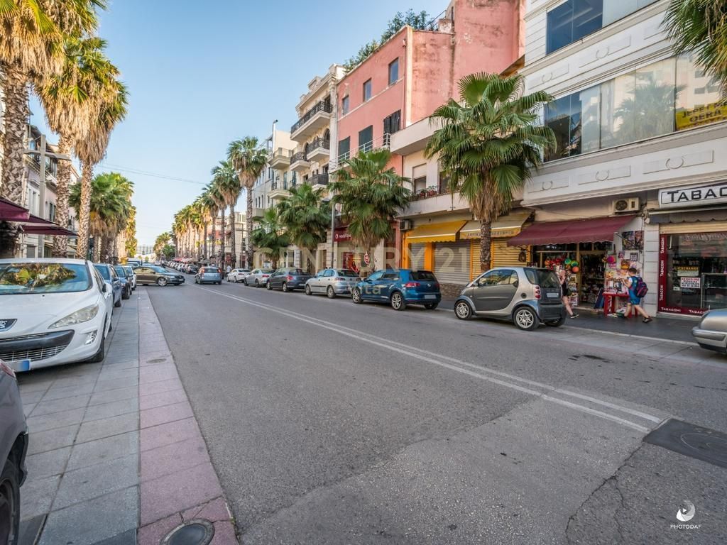 SHITET VILE ME 3 APARTAMENTE TE VECUARA  OBORR BASHKE ME 3 DYQANE I PERBASHKET NE BULEVARDIN EPIDAMN NE QENDER TE DURRESIT!