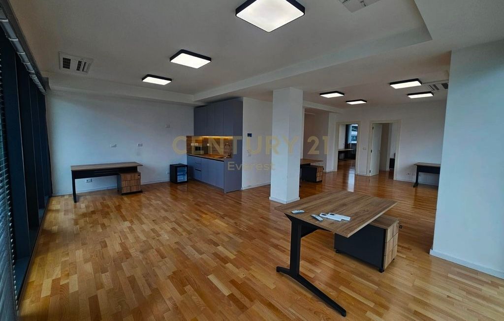 Zyra me qira tek Lake View + 3 🅿️