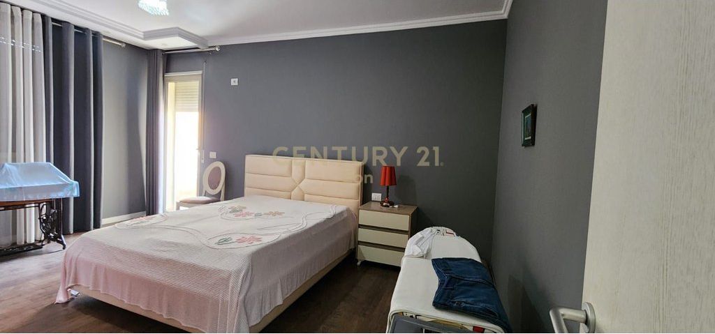 Shitet apartament 2+1 te Rruga e Re e Portit, Durres !