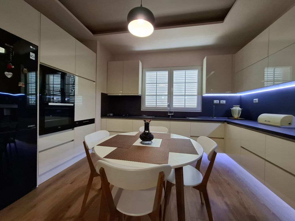 Jepet me qera 2+1+2 prane Amerikan 2!