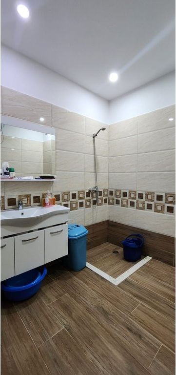 Shitet apartament 2+1 te Rruga e Re e Portit, Durres !