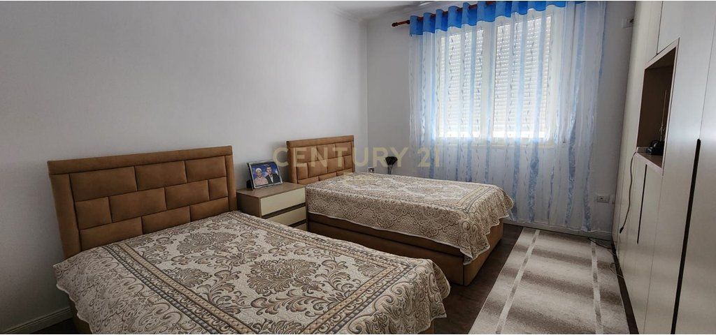 Shitet apartament 2+1 te Rruga e Re e Portit, Durres !