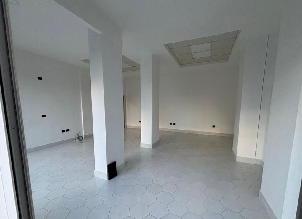 🏢 Ambient Komercial me Qira në Astir 📍 Pranë rrugës Rruga Teodor Keko 500 € /Muaj