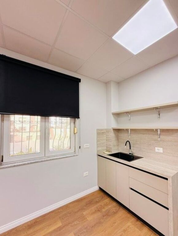 AFFITTASI LOCALE PER UFFICI IN CENTRO DI FRONTE AL GROSSISTA !