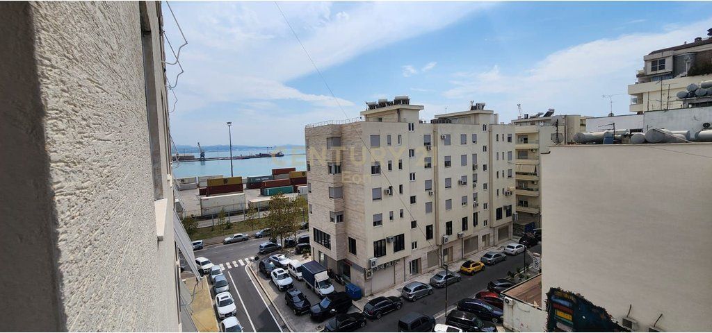 Shitet apartament 2+1 te Rruga e Re e Portit, Durres !
