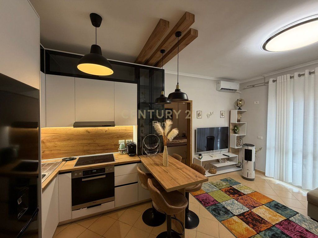 SHITET APARTAMENT 1+1 PRANE RESTORANT SHPIRAGU NE GOLEM !