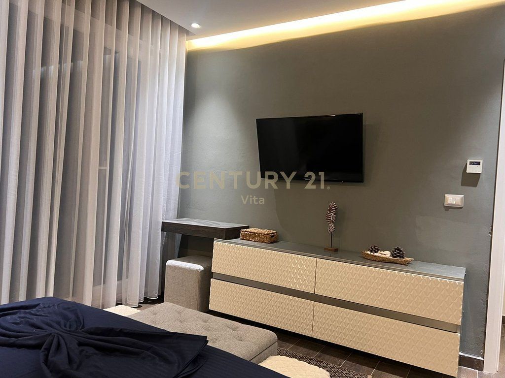 Shitet Vilë Luksoze me Pishinë në Kompleksin "Lura 3", Gjiri i Lalzit !