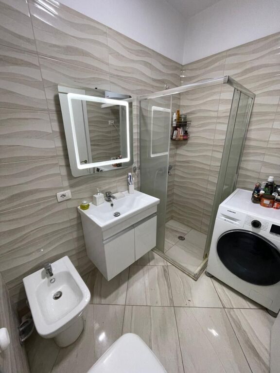 Shitet apartament 2+1 tek Farmacia 10