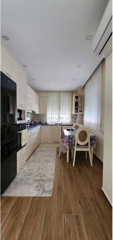 Shitet apartament 2+1 te Rruga e Re e Portit, Durres !