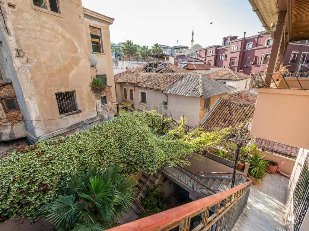 SHITET VILE ME 3 APARTAMENTE TE VECUARA  OBORR BASHKE ME 3 DYQANE I PERBASHKET NE BULEVARDIN EPIDAMN NE QENDER TE DURRESIT!