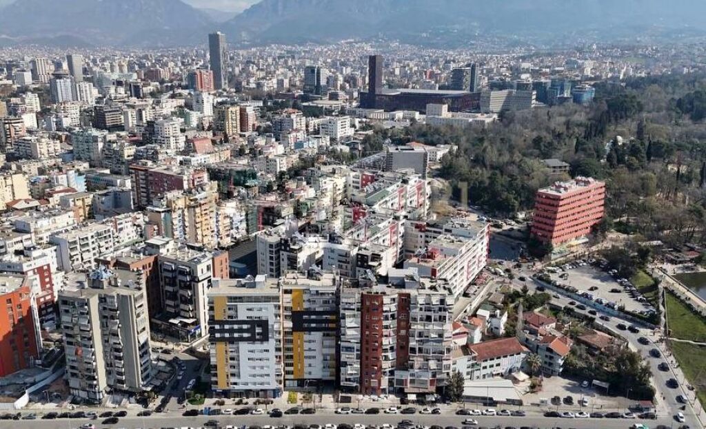 EXCLUSIVE SHITET APARTAMENT 1+1 ME POST PARKIMI NË RRUGËN E KOSOVARËVE!