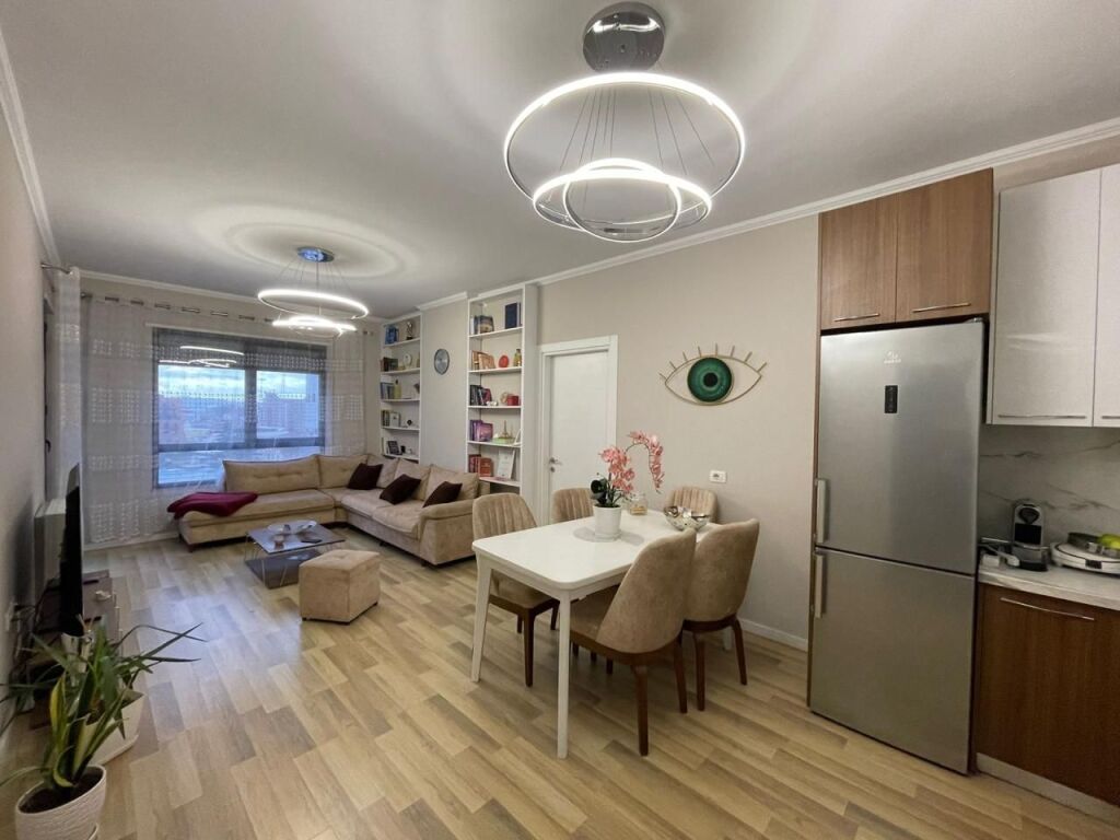 Shitet apartament 2+1 tek Farmacia 10