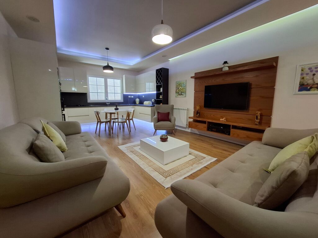 Jepet me qera 2+1+2 prane Amerikan 2!