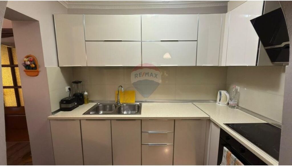 Shitet apartament 3+1 ,rruga e Kavajes