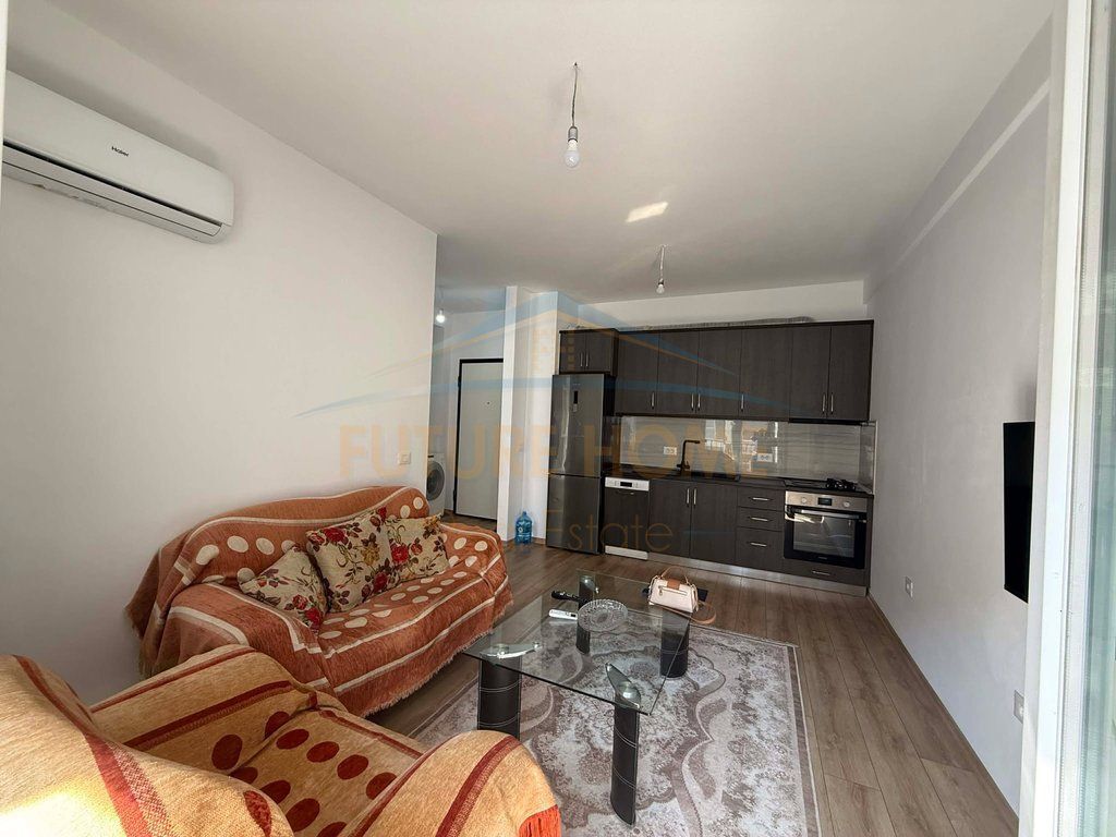 Qera, Apartament 1+1 + Post Parkimi, Univers City