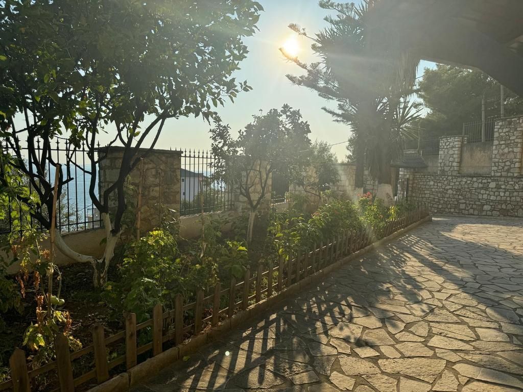 SARANDË, SHESIM OBJEKT 4- KATËSH ME PAMJE NGA DETI 1,700,000 €