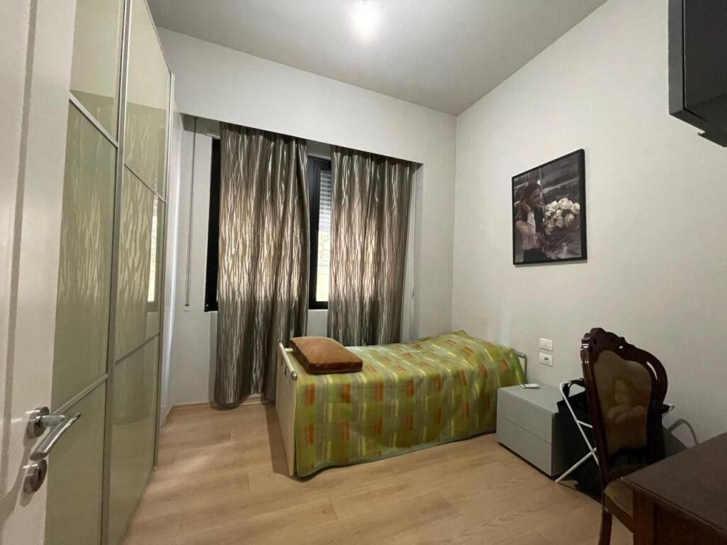 Apartament 3+1+2 Parking per shitje tek Liqeni i Thate.