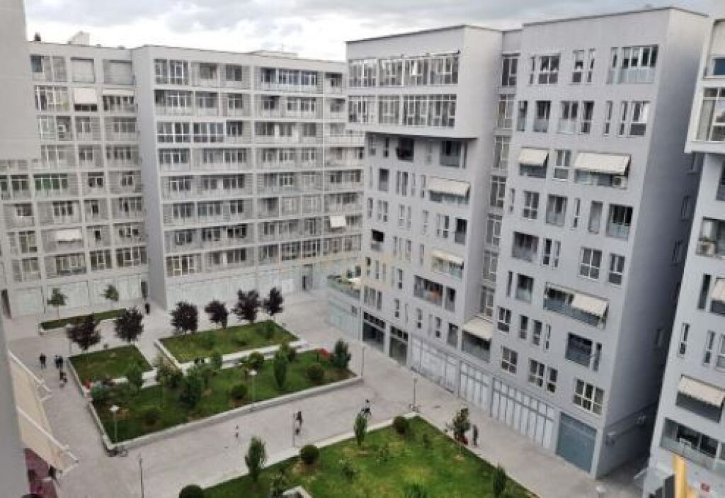 Shitet ✨️LUXURY Apartament ( 📍Komuna Parisit - Përball Kika 1 ) 1+1&amp; 1Bllk. - Vetëm 2400€/m²🔥 AKULL I Ri 100% - 185,000€ 🔥 35,000€ Investim!