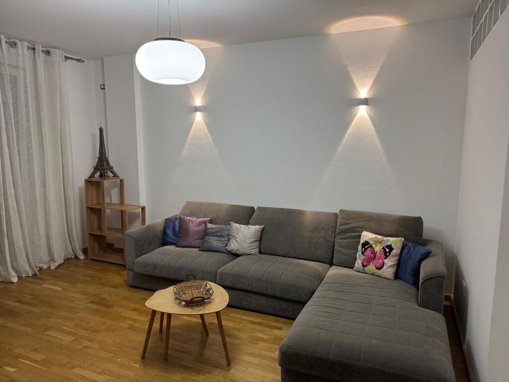 Shesim Apartament 2+1+Parkim te rrugice e Sales!!