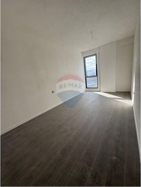 Shitet Apartament 3+1+2 tek ish Fusha Aviacionit ,Kompleksi Turdiu