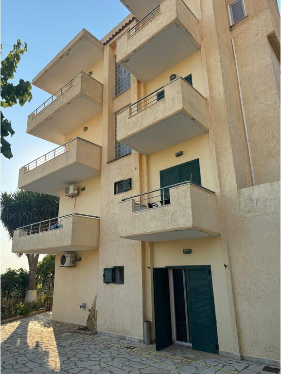 SARANDË, SHESIM OBJEKT 4- KATËSH ME PAMJE NGA DETI 1,700,000 €