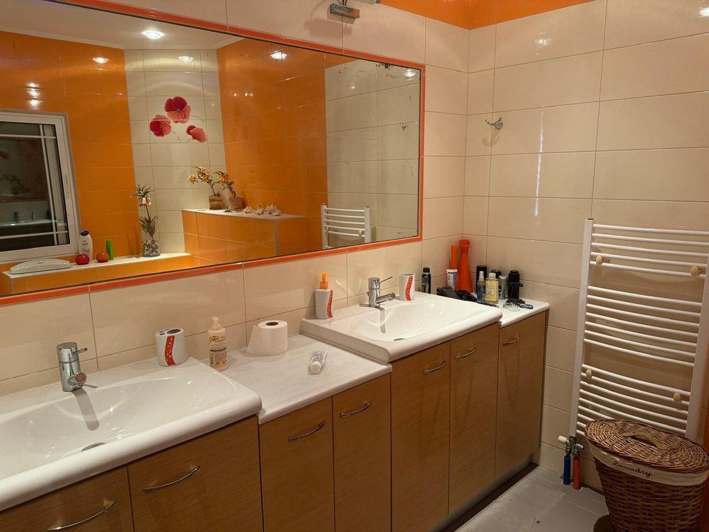 SARANDË, SHESIM OBJEKT 4- KATËSH ME PAMJE NGA DETI 1,700,000 €