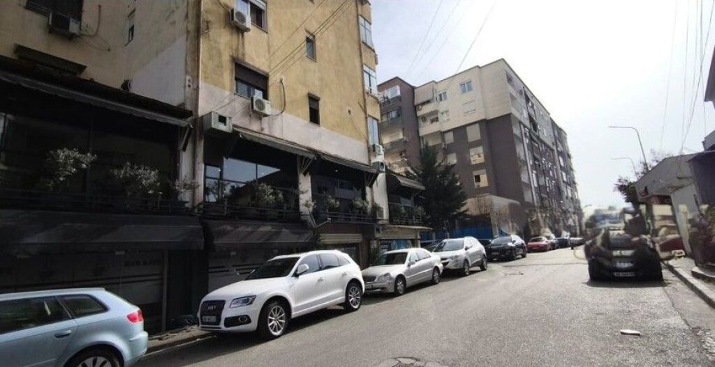 SHESIM AMBIENT KOMERCIAL, PRANË TV KLAN, NGJITUR ME UNIVERSITETIN EUROPIAN TE TIRANES (UET)