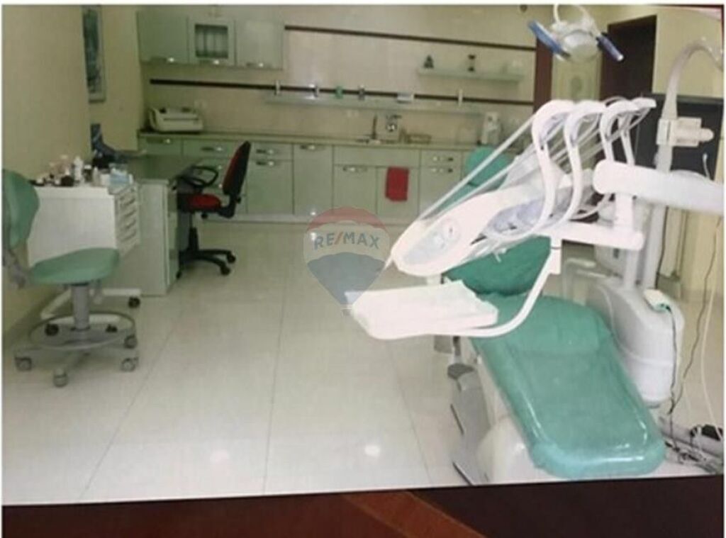 AMBIENT ME QERA TEK KIKA 1 KOMUNA E PARISIT (I PËRSHTATSHËM PËR ZYRË OSE KLINIKË)