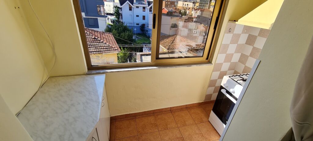 Jepet me Qera Apartament 2+1 tek Pazari Ri