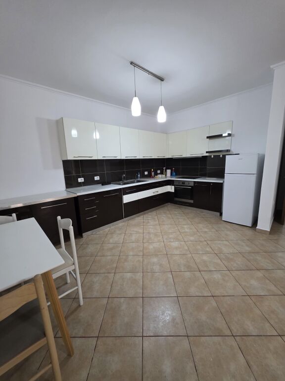 Apartament 2+1, Astir!