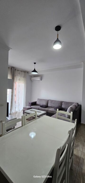 Ofrohet per qera apartament 1+1 + post parkimi te sima com