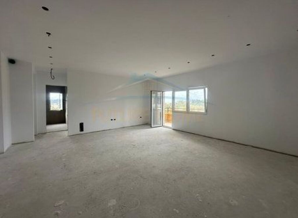 Shitet, Apartament 1+1, Lake Land Residence, Farkë