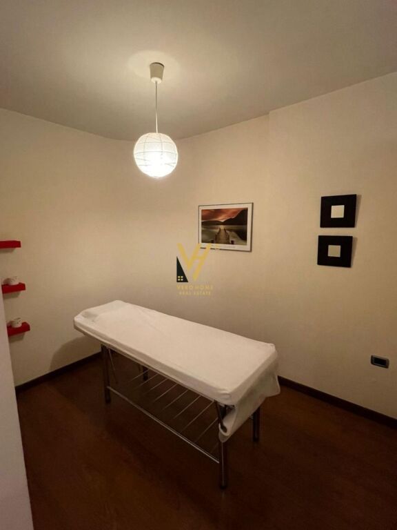 JEPET AMBIENT BIZNESI 100 M2 ME QIRA TE ISH EKSPOZITA 120.000 LEKE