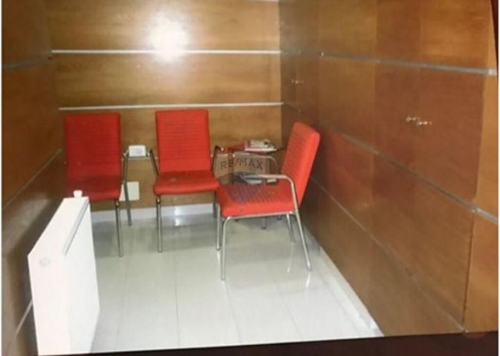 AMBIENT ME QERA TEK KIKA 1 KOMUNA E PARISIT (I PËRSHTATSHËM PËR ZYRË OSE KLINIKË)