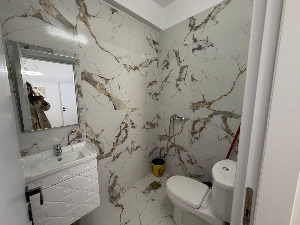 📣 AFFITTO Appartamento 2+1+2 📍 Complesso Star, Ex Parco degli Autobus ✨   🏢 Nuova Costruzione  🛋️ Arredato Con Condizioni Moderne   💶Prezzo 70.000 Leke