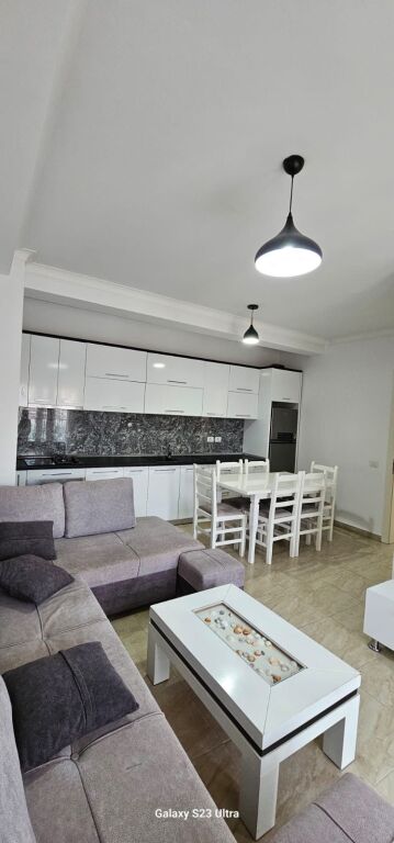 Ofrohet per qera apartament 1+1 + post parkimi te sima com