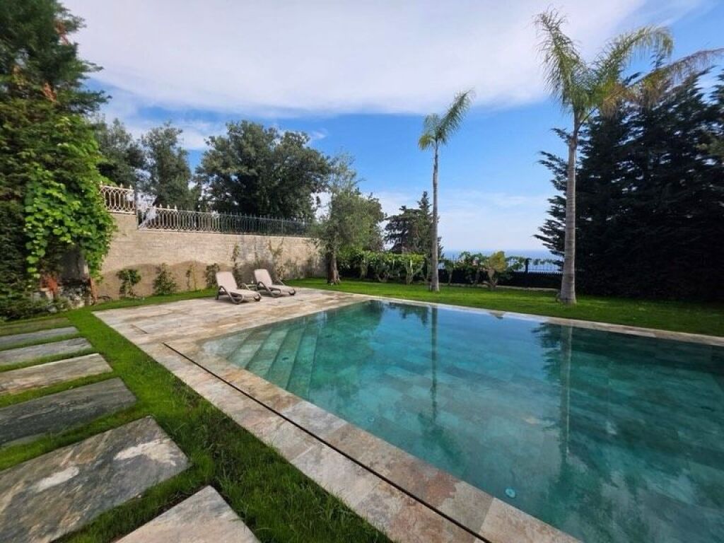 Vile individuale per shitje 📍Dhermi