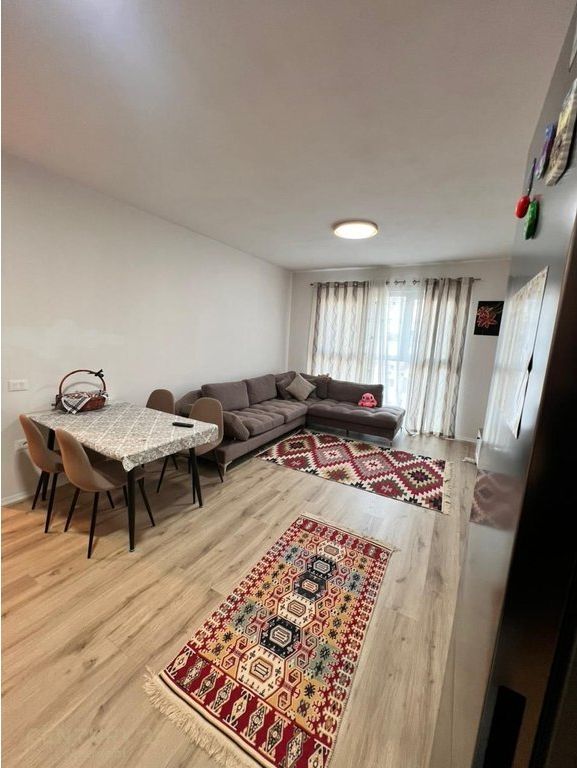 Shitet apartament 2+1 me post parkimi në zonën e Astirit